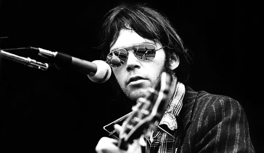 NEIL YOUNG RETIRA SU MÚSICA DE SPOTIFY POR ALBERGAR UN PODCAST NEGACIONISTA