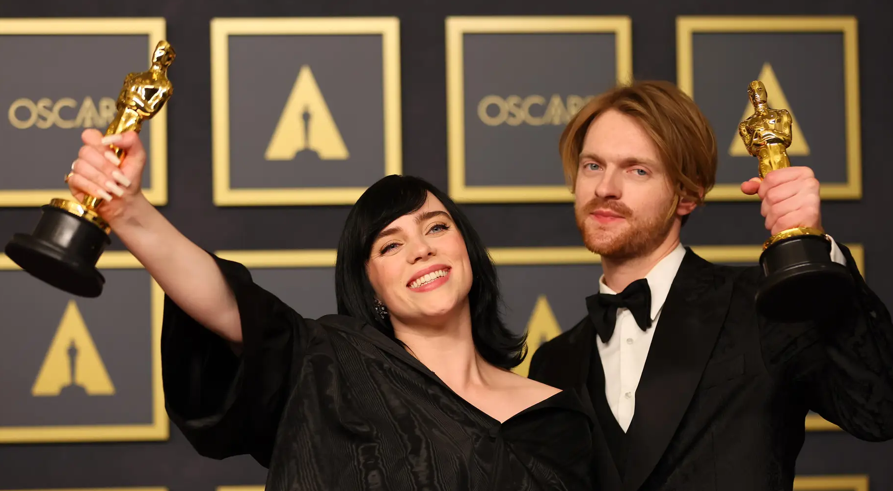 BILLIE EILISH GANA EL OSCAR POR SU CANCIÓN PARA  007