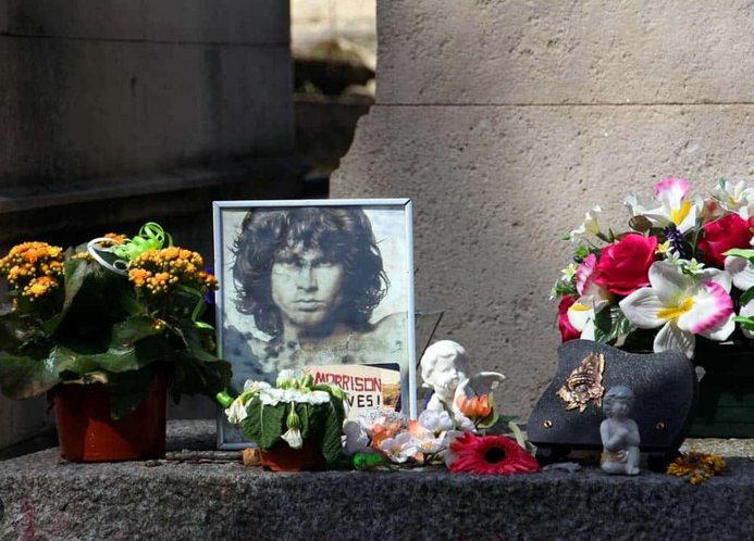 RESCATADO EL BUSTO EN MÁRMOL DE JIM MORRISON ROBADO EN 1988