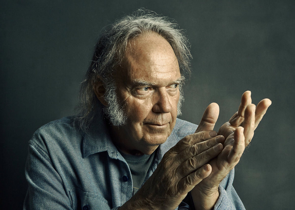 NEIL YOUNG RETIRA SU MÚSICA DE AMAZON Y LA REGALA A GROENLANDIA