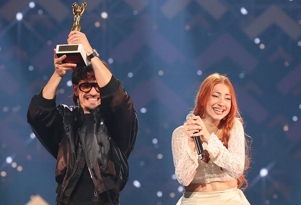 TONY GROX & LUCYCALYS GANAN EL BENIDORM FEST 2026 CON 'T AMARÉ'