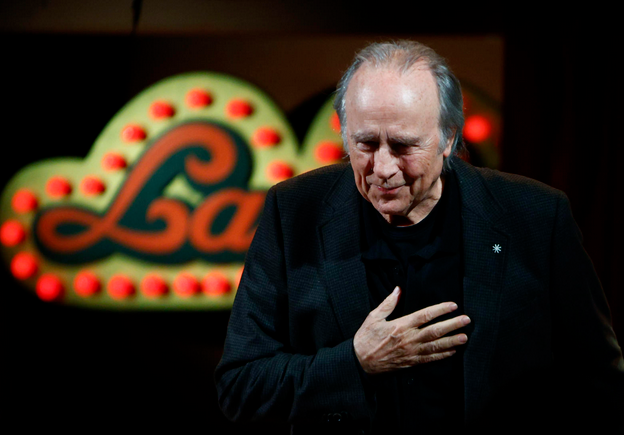 SERRAT CORONADO CON EL PREMIO DE HONOR DE LA ACADEMIA DE LA MÚSICA