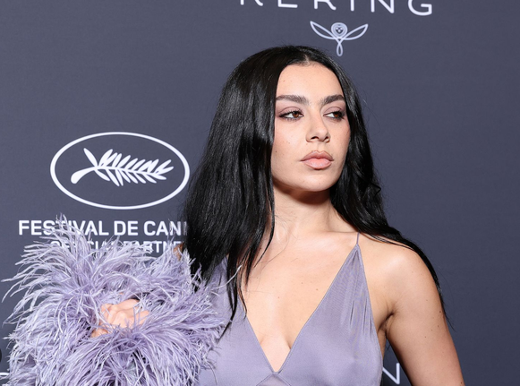 CHARLI XCX ESTRENA SU PELÍCULA 'ERUPCJA' EN EL ATLÁNTIDA FILM FEST